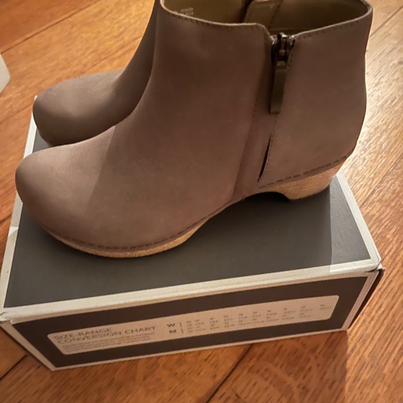 NEW w/box taupe Dansko boots size 38 - Picture 3 of 5